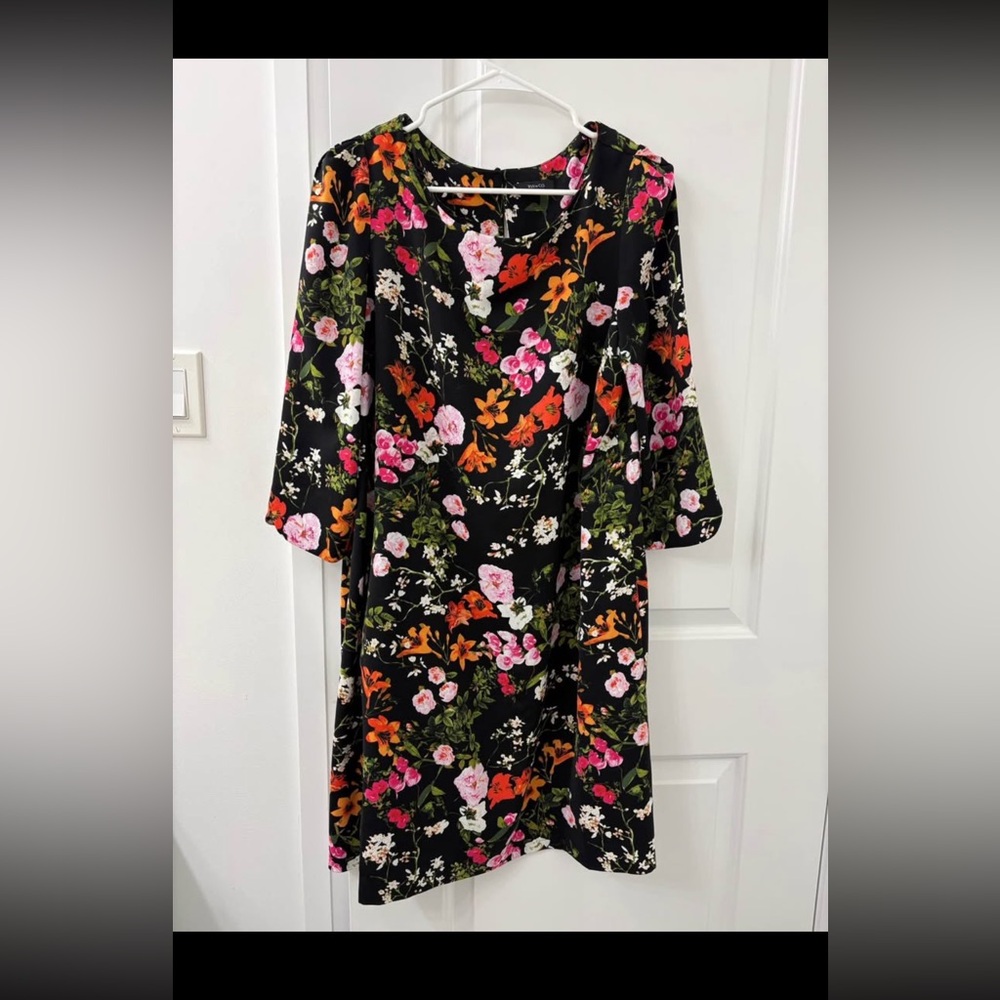 RW&CO. Crepe shift dress with scalloped sleeves